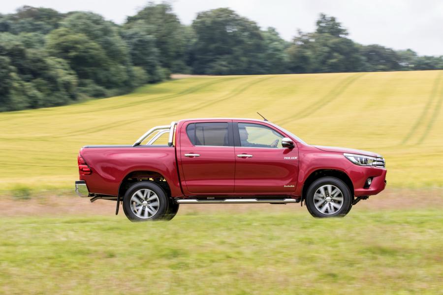  Toyota Hilux Invincible Double Cab 2016 года  (UK) (фото 15 из 30)